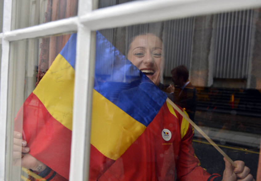 Corina Căprioriu priveşte în viitor, arătînd steagul României