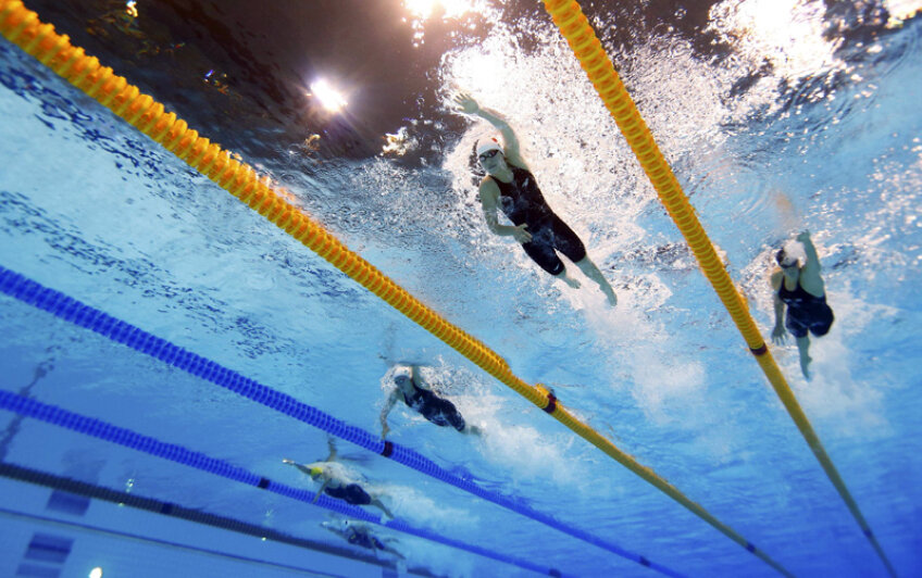 Ye Shiwen (în centru), noua rachetă subacvatică a Chinei, a înotat singură la această Olimpiadă // Foto: Reuters