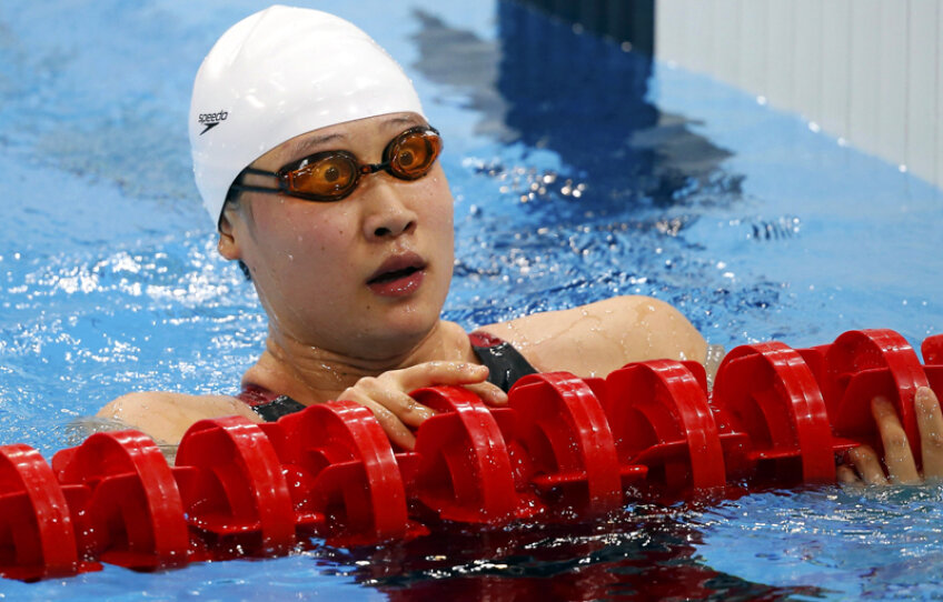 Ochii mari ai campioanei. Chinezoaica Jiao Liuyang a făcut o cursă de aur, şi de record olimpic, la 200 m fluture şi se uita mirată la rivale: eu sînt prima? // Foto: Reuters