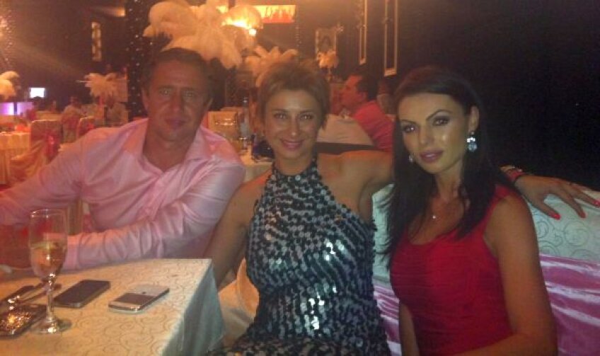 Reghe, Anamaria și Ramona Lăzuran,
fostă prezentatoare de la OTV, la
petrecerea maneliștilor
