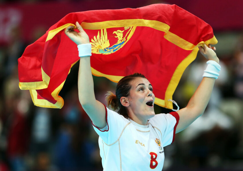Marija, fericită, fluturînd steagul Muntenegrului // Foto: Reuters