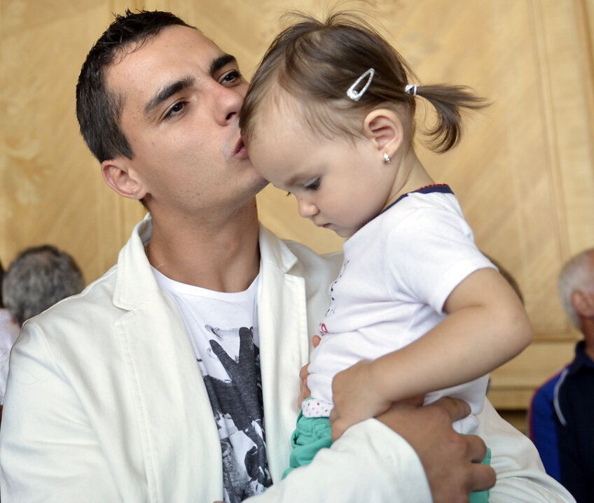 Sabrerul Rareş Dumitrescu îşi sărută fiica