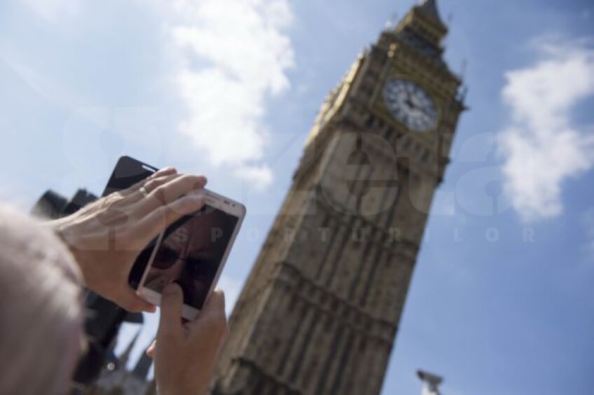 Octavian Belu
încercînd să prindă
Big Ben-ul în poză Foto: Raed Krishan