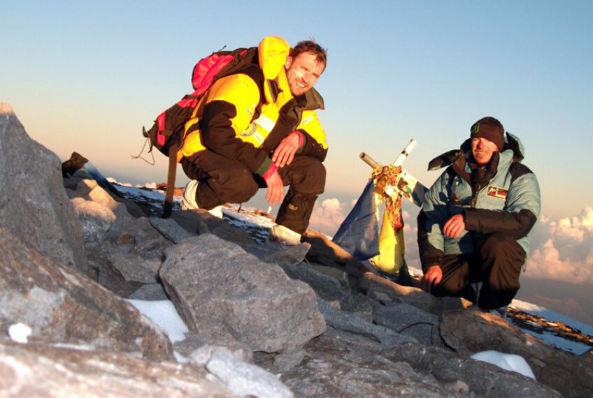 Cei doi alpinişti români, în vîrful muntelui.