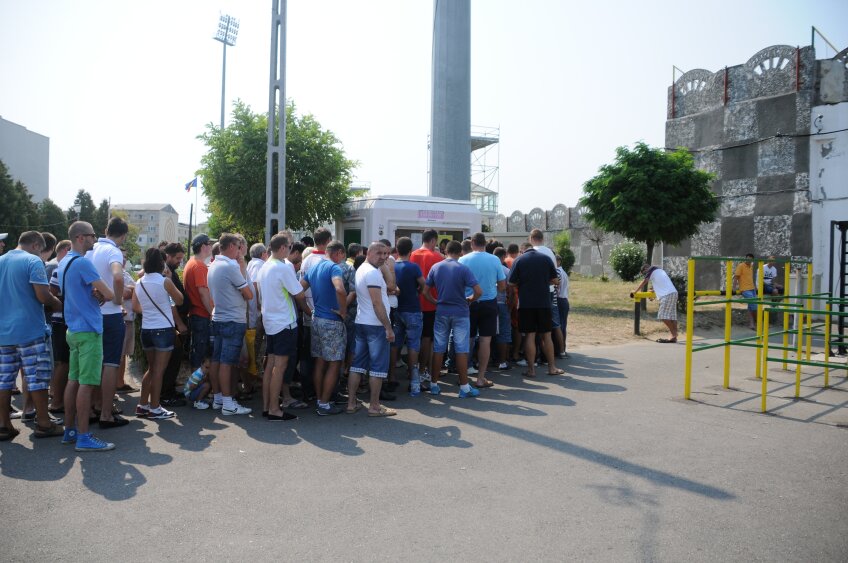 Fanii se înghesuie să vadă Vaslui - Steaua (foto: Gabriel Tănase)