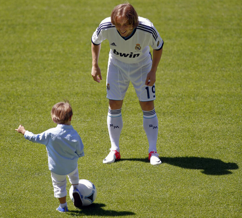 Şi viitorul familiei Modrici se leagă de Real Madrid: Ivano, puştiul mijlocaşului, se îndreaptă cu mingea la picior spre tatăl său // Foto: Reuters