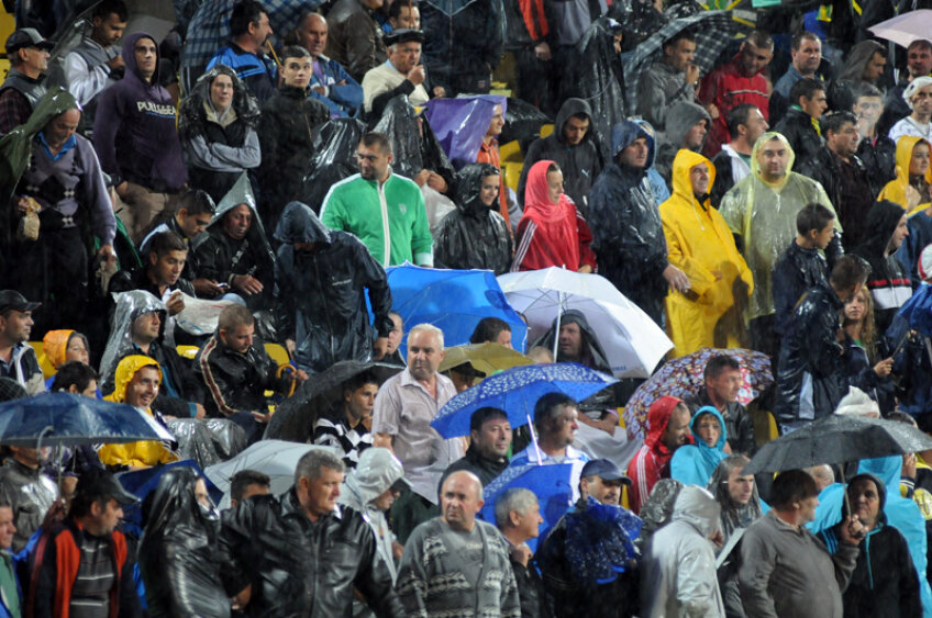 În ciuda ploii cu găleata, suporterii au rămas alături de cele două echipe.