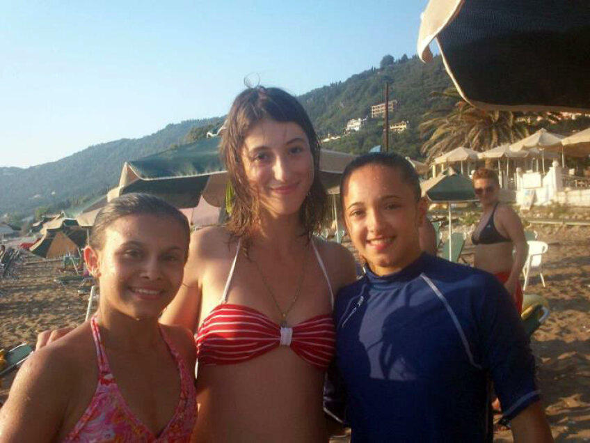 Larisa Iordache şi Diana Bulimar, la Agios Gordios Beach, în insula Corfu, împreună cu o admiratoare