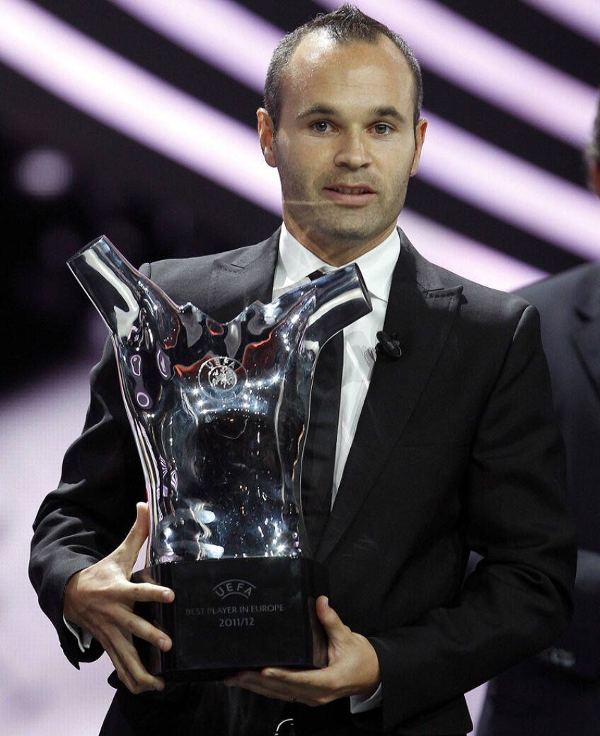 Andres Iniesta, 28 de ani, şi trofeul cucerit // Foto: Reuters