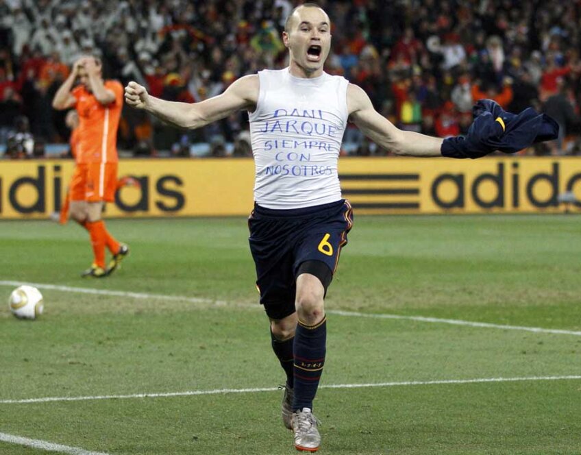 Andres Iniesta marchează golul victoriei Spaniei în finala CM 2010 şi dedică reuşita prietenului Dani Jarque, decedat cu un an înainte // Foto: Reuters