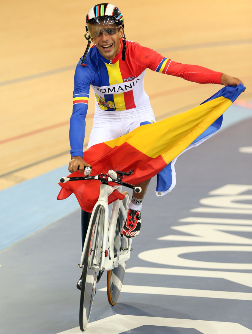 Eduard-Carol Novak a sărbătorit cu tricolorul victoria din proba de urmărire // Foto: guliver/GettyImages