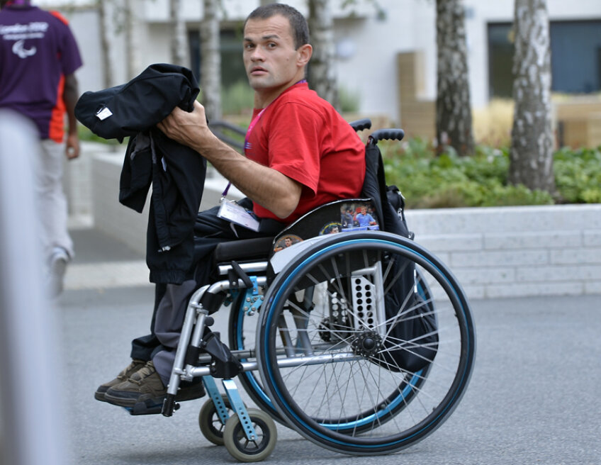 Dacian Makszin plimbîndu-se prin Satul Paralimpic de la Londra