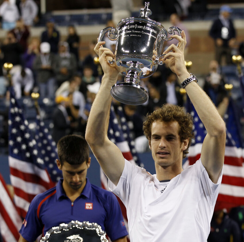 Andy Murray ridică primul trofeu de Mare Şlem al carierei, US Open 2012, iar Novak Djokovici studiază tava finalistului // Foto: Reuters