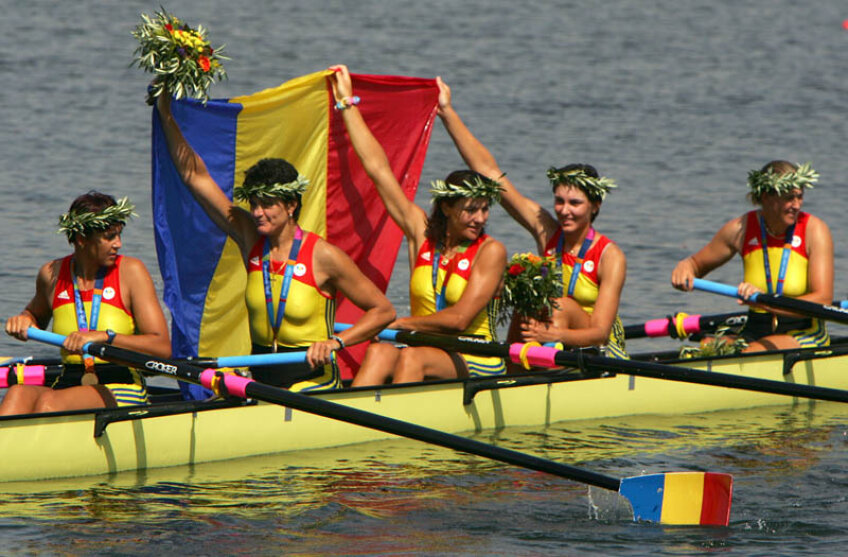 Elisabeta Lipă (a doua din stînga) medaliată cu aur la JO de la Atena, alături de colegele din barca de 8 plus 1