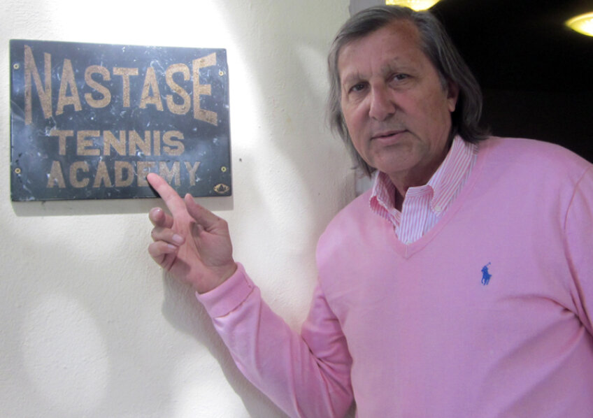 Din proiectul Academia de Tenis Ilie Năstase, fostul jucător de tenis se poate lăuda numai cu o plăcuţă.