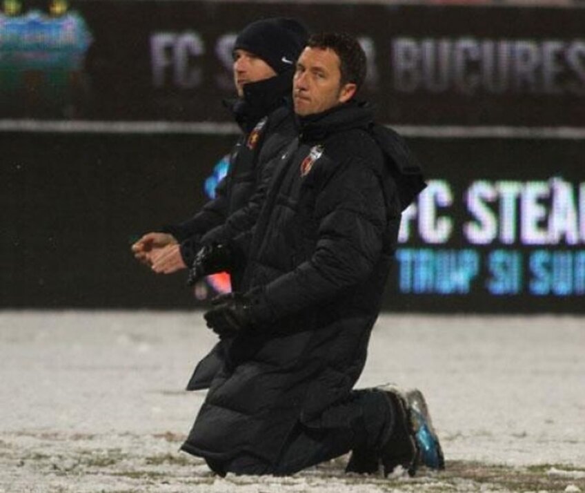 Mihai Stoica şi Edi Iordănescu s-au pus împreună în genunchi în faţa galeriei după eşecul cu FC Braşov, scor 0-3.