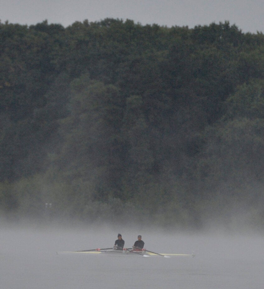 Bărcile abia se mai văd pe lacul Snagov. Canotorii au fost nevoiţi să concureze pe o vreme total nepotrivită, dar sînt obişnuiţi