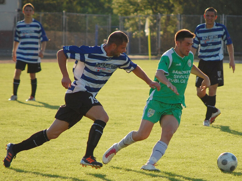 Jucătorii Sănătăţii (în verde), cunoscuţi pentru surprizele din Cupă, au primit opt goluri în disputa cu FC Zalău (în alb-albastru) // FOTO: Transilvania-TV.ro