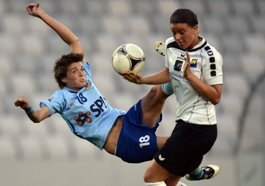 Fazele spectaculoase nu lipsesc de la fotbalul feminin // Foto: Lorand Vakarcs