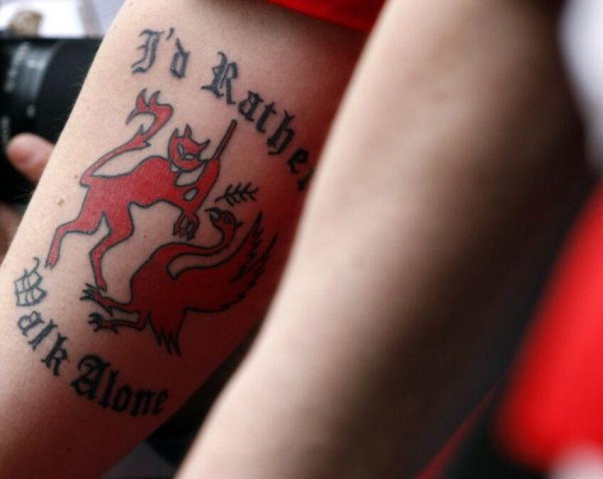 Un tatuaj care vorbește de la sine despre ura dintre fani. Un diavol
ucide un cormoran și inscripția “Prefer să merg singur”, aluzie la
imnul lui Liverpool, “Niciodată nu vei fi singur”