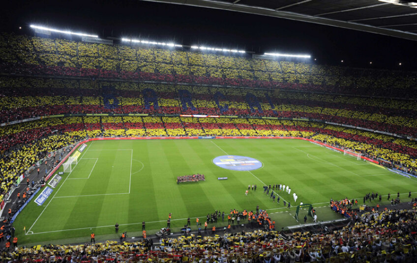 O imensă Senyera (steagul Catalunyei) realizată aseară din aproape 100.000 de plăcuţe pe Camp Nou // Foto: Reuters
