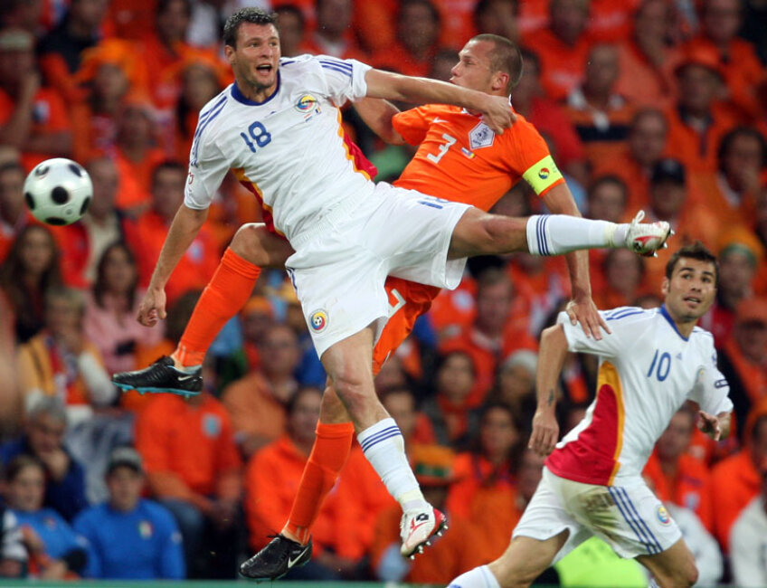 Ciocnirea Niculae-Heitinga de la Euro 2008 nu se va repeta mîine. Batavul e titular şi are ca inamic generaţia Torje