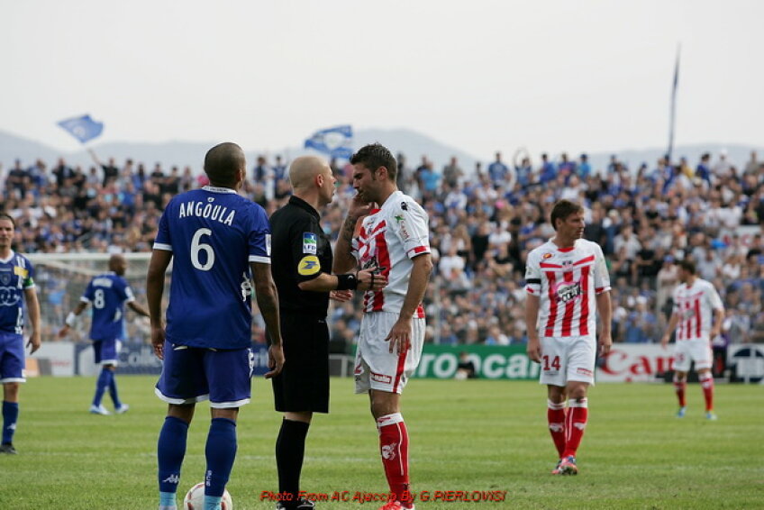 Mutu se plînge arbitrului de cotul primit în maxiliar.