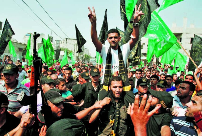 Mahmoud Sarsak primit ca un erou de palestinieni la întoarcerea în Gaza // Foto: Reuters