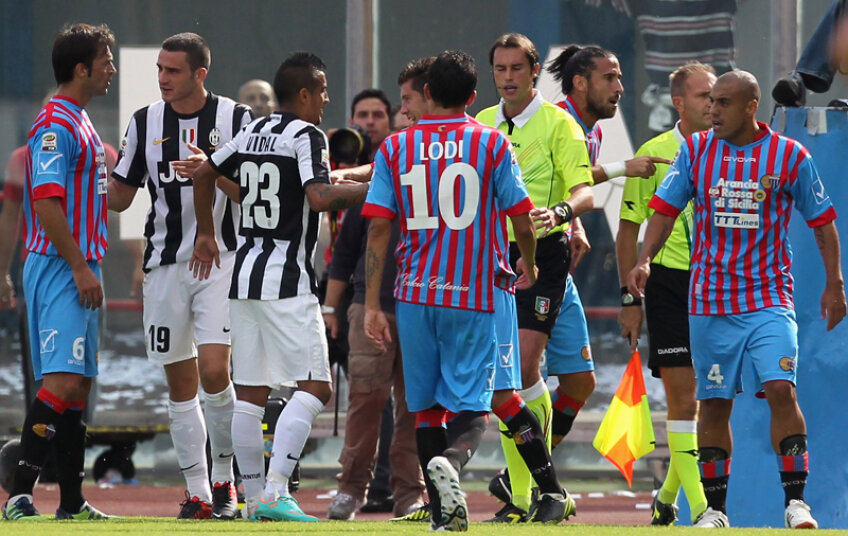 Jucătorii Cataniei protestează vehement după ce arbitrii i-au refuzat un gol acordat inițial // Foto: Guliver/GettyImages