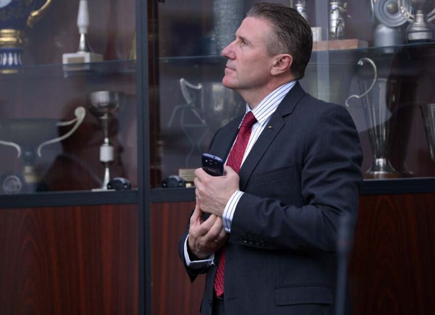 Serghei Bubka în faţa vitrinei cu trofee din sala de consiliu a FRA // Foto: Cristi Preda