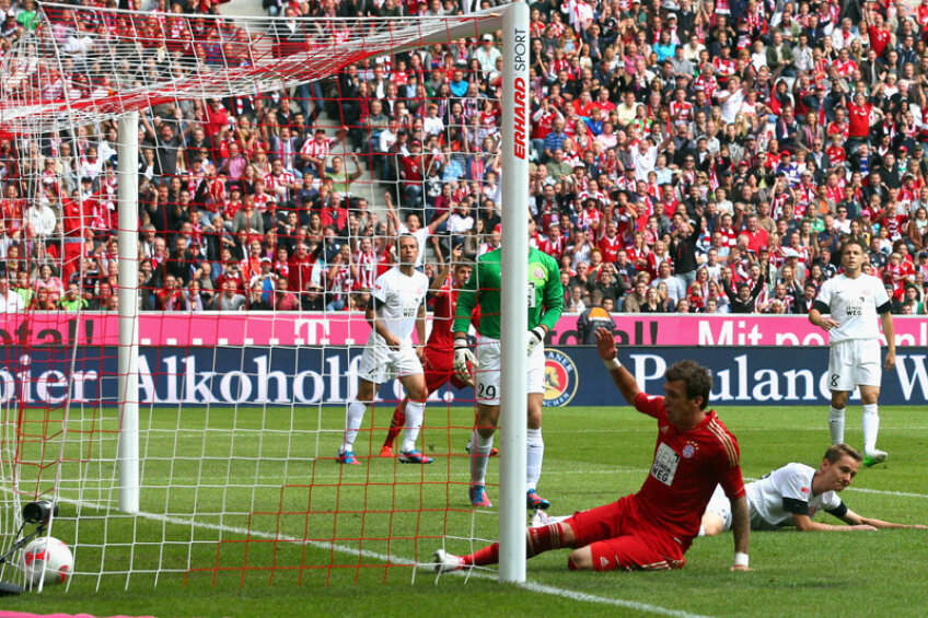 Alunecarea lui Mandzukici (Bayern) în poartă nu se poate termina cu o dramă. Bara de susţinere a plasei a dispărut în pămînt la bavarezi // Foto: Reuters