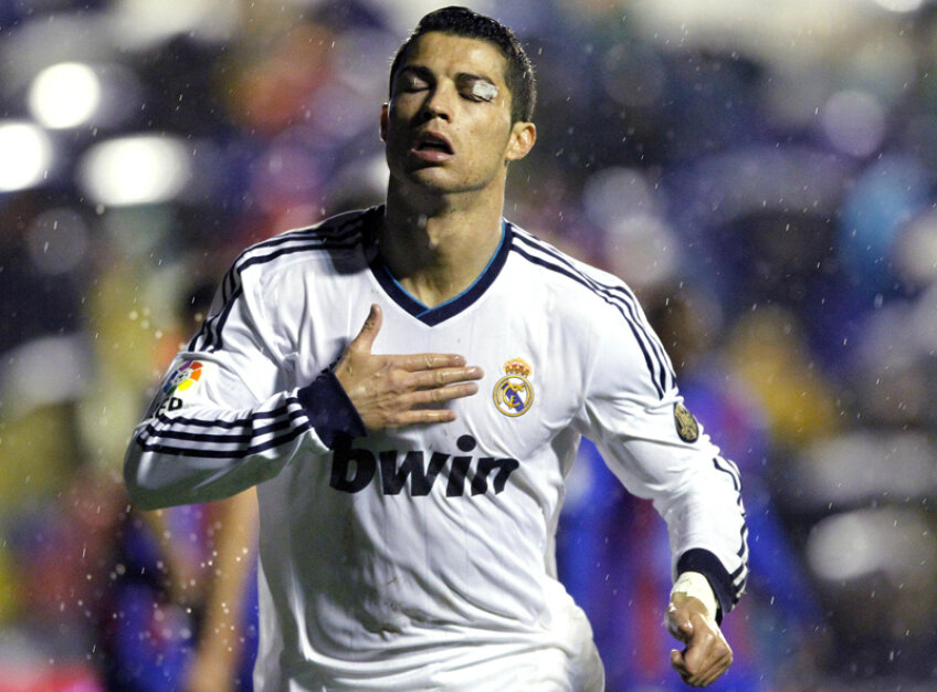 Cristiano Ronaldo, bătîndu-se pe piept după golul marcat cu Levante în ploaia torenţială de la Valencia. Este vizibil plasturele de deasupra ochiului stîng
