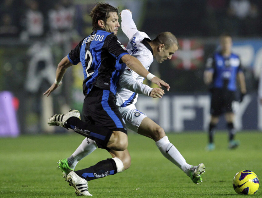 Palacio (dreapta, în duel cu Stendardo) a marcat în minutul 84, dar era prea tîrziu ca Inter să evite înfrîngerea la Bergamo // Foto: Reuters