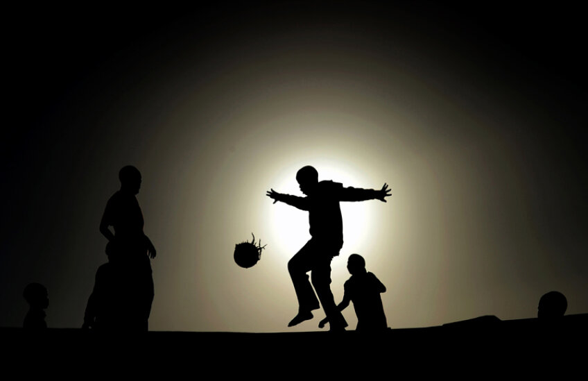 În zonele sărace ale lumii, în ţările zdrobite de războaie şi foamete, copiii îşi găsesc bucuria în fotbalul jucat cu mingi încropite din gunoaie, hîrtii, cîrpe, legate cu sîrmă şi sfoară