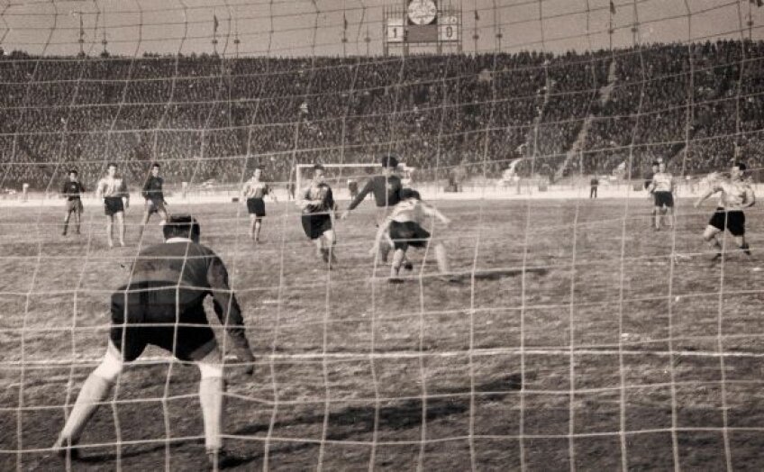 Pe un ger teribil,
peste 60.000 de
steliști au venit pe
fostul “23 August” în
decembrie 1957 la
meciul cu Borussia
Dortmund, primul al
CCA-ului în Europa