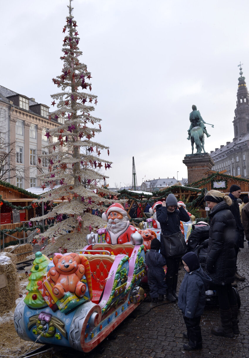 Deși mai sînt 3 săptămîni pînă la Crăciun, Copenhaga e invadată de imenși brazi gătiți de sărbătoare