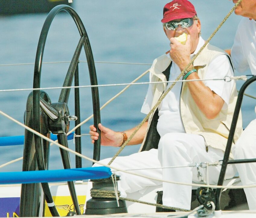 În 2005, pe una dintre ambarcaţiunile Bribon, Juan Carlos I se delecta cu mirosul mării şi gustul unui măr