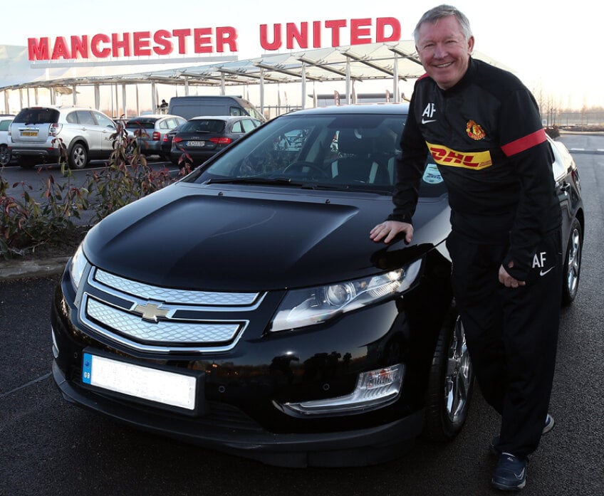 Sir Alex Ferguson alături de maşina Chevrolet Volt