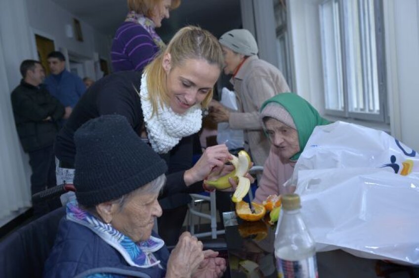 Camelia Potec le-a
decojit mandarine și
banane bătrînelor de la
căminul Mănăstirii
Pasărea Foto: Cristi Preda