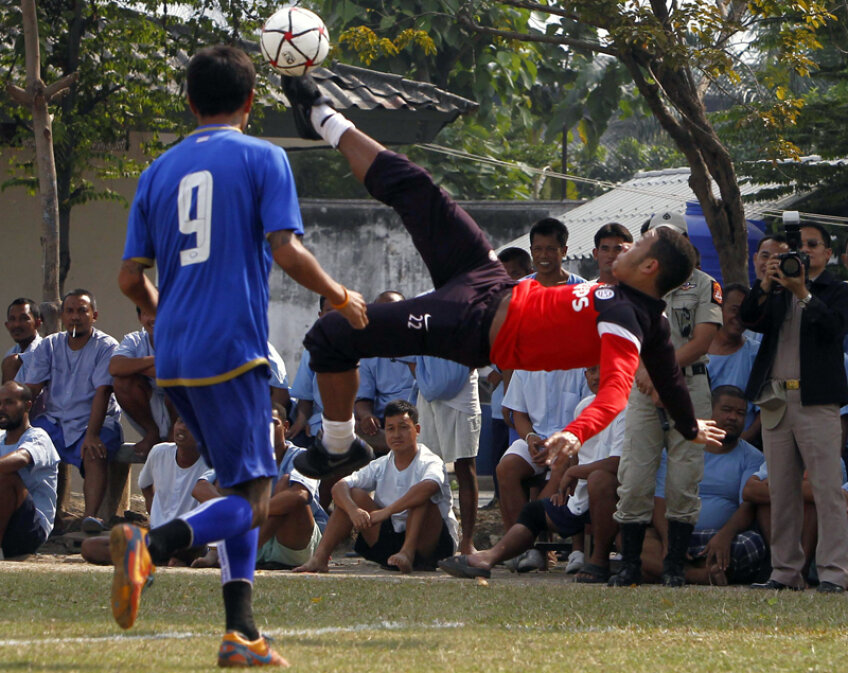 Memphis Depay, 18 ani, le demonstrează deţinuţilor cum se execută o foarfecă // Foto: Reuters