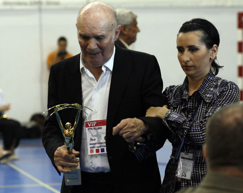 Cu trofeul la Campioni de Legendă, în 2009 // Foto: Foto: Raed Krishan