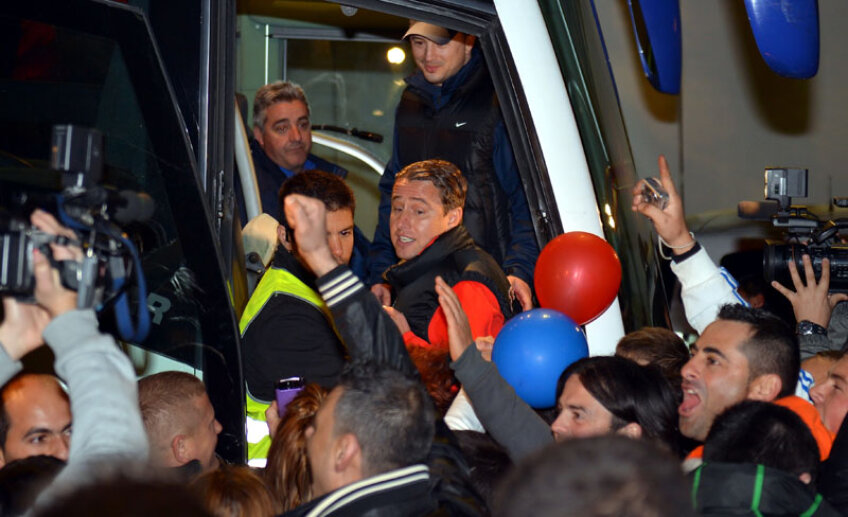 Reghe abia a reuşit să se suie în autocar după ce a trecut pe lîngă sute de fani.