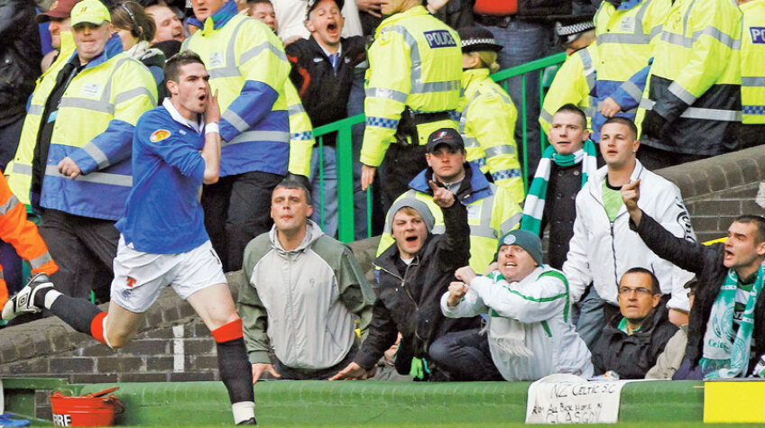 O eroare: să te bucuri după un gol în derby în faţa fanilor rivali. Ultraşii lui Celtic îl ameninţă pe curajosul Lafferty, pe vremea cînd juca la Rangers // Foto: Reuters