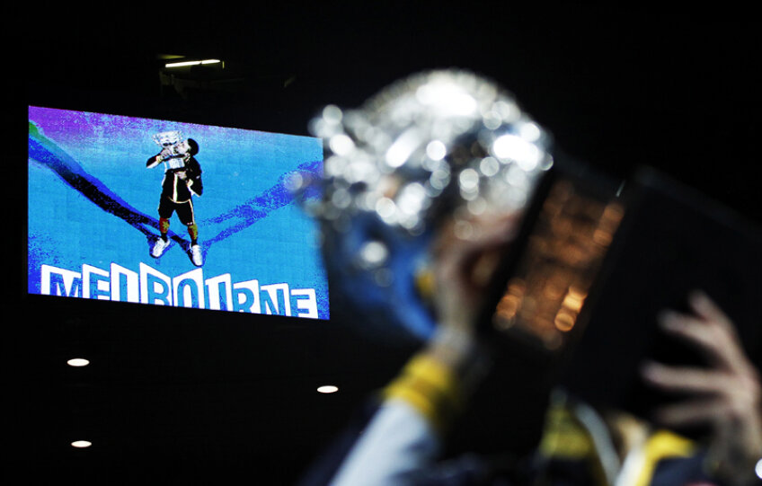 Novak Djokovici sărută pentru a patra oară în carieră trofeul de la Australian Open // Foto: Reuters