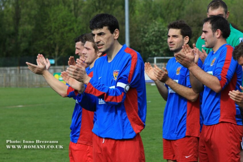Ca orice fotbalişti, jucătorii de la FC România se bucură alături de suporterii lor după un meci cîştigat // Foto: Inno Brezeanu / Facebook