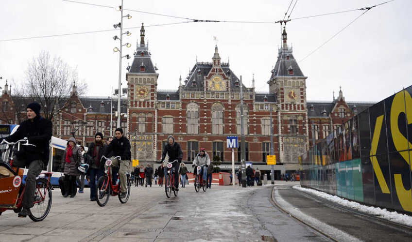 Calmul orașului este asigurat și de miile de oameni care se plimbă liniștiți pe biciclete