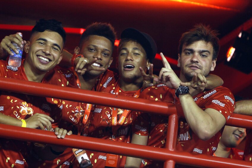 Neymar, al doilea din dreapta, nu ratează nici carnavalul din acest an (foto: Reuters)
