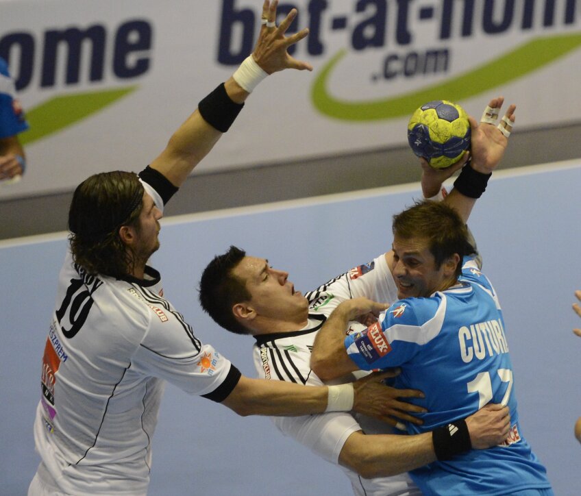 Dalibor Cutura în meciul cu Veszprem, în luptă cu Nagy (stînga) şi Schuch // Foto: Raed Krishan