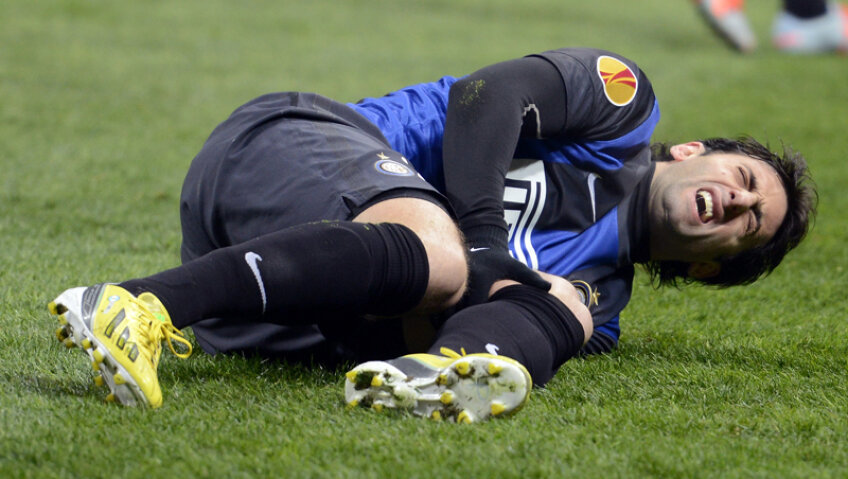 Diego Milito țipă după ce și-a rupt genunchiul. Ghinionul lui a fost norocul lui Inter, Palacio intrînd și marcînd ambele goluri // Foto: Gulliver/GettyImages