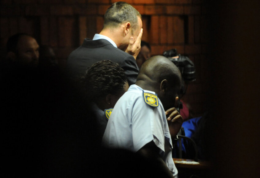 Oscar Pistorius, în lacrimi la tribunal.
